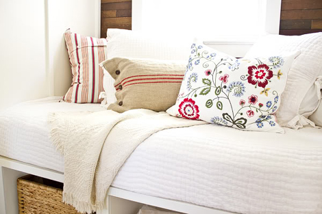 Transformar-un-espacio-pequeño-en-un-agradable-dormitorio.-Diván